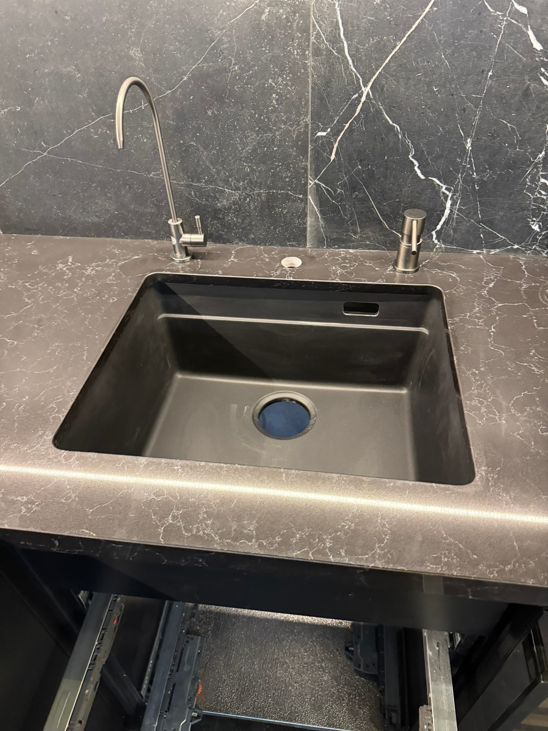 Столы и ступени